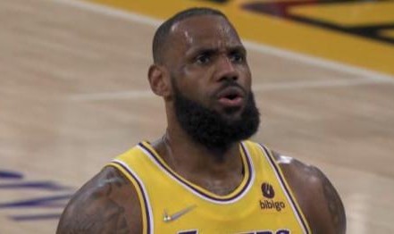 足球赛事-卡登42分快船战胜湖人，东契奇32分湖人防守一塌糊涂