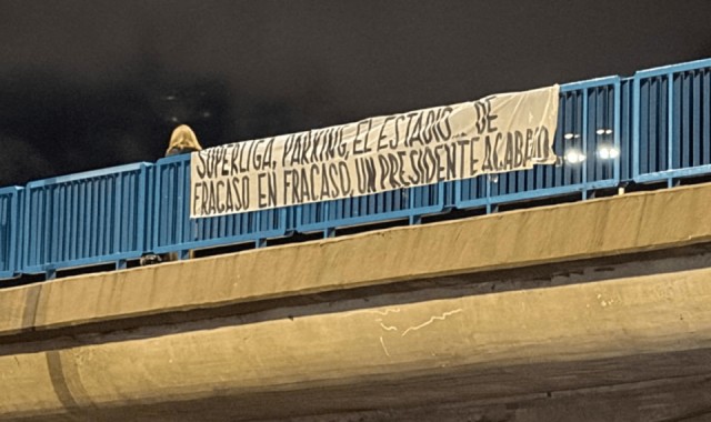 足球新闻-不满换帅+3天丢2冠！皇马球迷拉横幅要求老佛爷下台 将在主场狂嘘