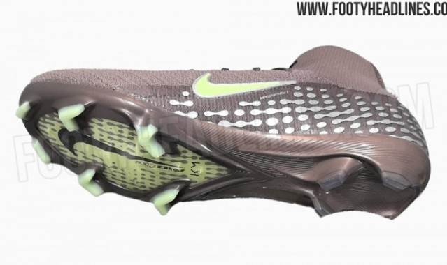 世界杯门票-280欧！姆巴佩最新签名战靴谍照：金属银+梅子日食配色，印KM标识